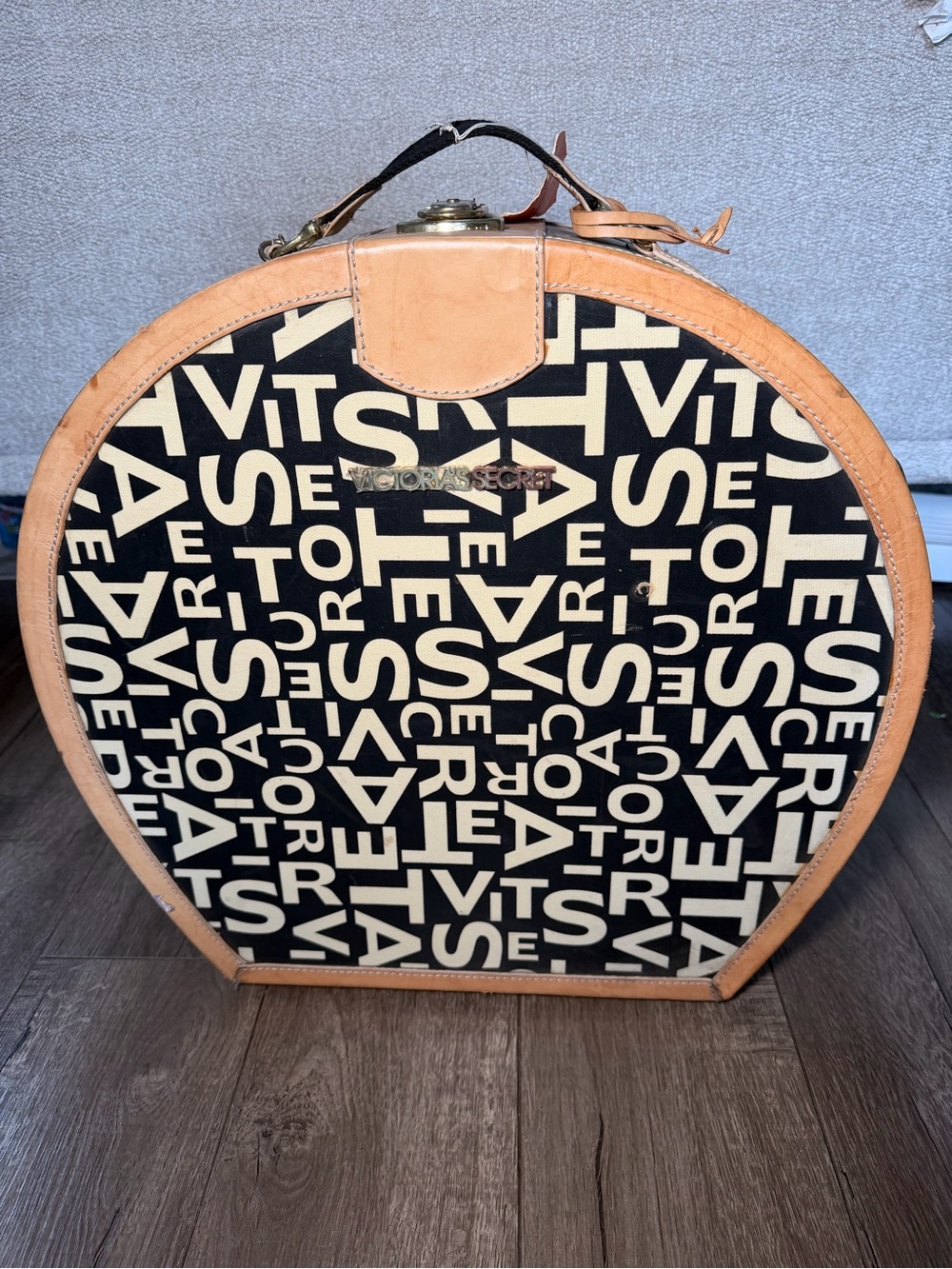 RARE VINTAGE Victoria's Secret Black and Tan Round Signature Hat Box Bag